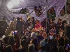 Shaheen Bagh में हटने को तैयार नहीं महिलाएं, कहा- 'Corona नहीं, कानून से डर'