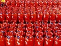 સરકારે સબ્સિડી વગરના ગેસ સિલિન્ડરમાં કર્યો 53 રૂપિયાનો ઘટાડો, જુઓ વીડિયો