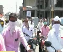 Pandharpur #Corona | उगाचंच रस्त्यावर फिरणाऱ्यांच्या कपाळावर बुक्का, वारकरी वेशात पोलिसांची अनोखी शक्कल