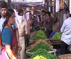 Dadar Vegetable Market | दादरच्या भाजी मार्केटमध्ये ग्राहकांची झुंबड, सोशल डिस्टन्सिंगची ऐशीतैशी!