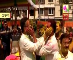 দোলে রঙ যেমন মিলেমিশে একাকার হয়ে যায়, মানুষকেও তাই হতে হবে: মেয়র 