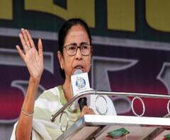 সংবিধান পাঠ করে নেতাজি ইন্ডোরে তৃণমূলের নতুন কর্মসূচি ঘোষণার অনুষ্ঠানের সূচনা করলেন মমতা বন্দোপাধ্যায়