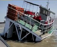 Alibaug Boat Drowned | अलिबागजवळ बोट उलटली, 88 प्रवाशांना वाचवण्यात यश, पोलिसांचं कौतुक