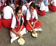 জমায়েত না করার নির্দেশকে অমান্য করেই লম্বা লাইনে মিড ডে মিল, ‘উপায় নেই’, সাফাই স্কুলের 