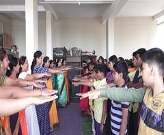 Village News | माझं गाव माझा जिल्हा | महिला दिनानिमित्त शाळकरी विद्यार्थ्यांना शिव्या न देण्याची शपथ