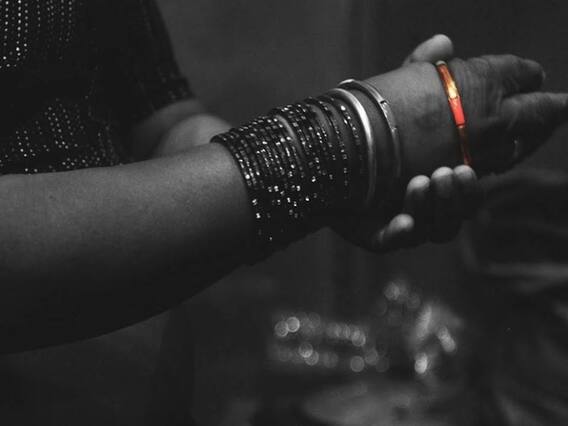 ધારાસભ્ય પદેથી રાજીનામું આપનાર પ્રદ્યુમનસિંહ જાડેજાને મહિલાઓએ બંગડીઓ આપી, જુઓ વીડિયો