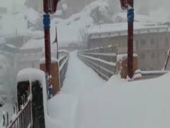 Uttarakhand के Badrinath में भारी बर्फबारी, हिमाचल की चोटियां बर्फ से ढकीं