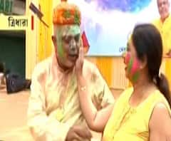 দেখুন: ত্রিধারায় দোল উত্সবে মাতলেন মেয়র পারিষদ দেবাশিস কুমার