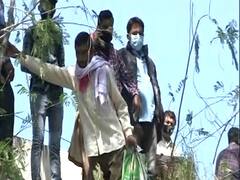 साहिबाबाद: लॉकडाउन के बीच पैदल ही अपने गांव की ओर निकल पड़े लोग, बोले- खाने-रहने का कोई ठिकाना नहीं