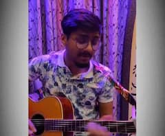 বাড়িতে বসে সময় কাটে না, তবে উপায় নেই, করোনার বিরুদ্ধে লড়াই করার এটাই একমাত্র উপায়, সেই বার্তা দিয়েই গানের এই ভিডিওটি সোশ্যাল মিডিয়ায় আপলোড করেছেন মনোময়-পুত্র আকাশ ভট্টাচার্য