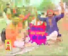 वाराणसी: PM Modi के गोद लिए गांव में Holi के रंग