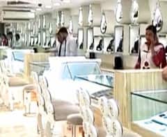 করোনার ধাক্কায় কমল দাম, সস্তা হল সোনা