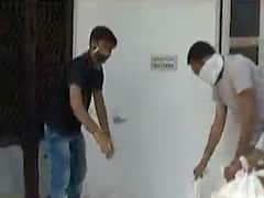 ગાંધીનગર લોકડાઉનઃ માણસામાં જરૂરિયાતમંદોને સ્થાનિક યુવાનો પહોંચાડી રહ્યા છે ફૂડ પેકેટ, જુઓ વીડિયો