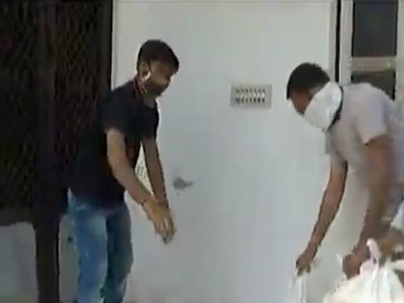 ગાંધીનગર લોકડાઉનઃ માણસામાં જરૂરિયાતમંદોને સ્થાનિક યુવાનો પહોંચાડી રહ્યા છે ફૂડ પેકેટ, જુઓ વીડિયો