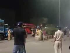 સુરત લોકડાઉનઃ પોલીસે રોકતા ઉશ્કેરાયેલા ટોળાએ કર્યો પથ્થરમારો, પછી શું થયું? જુઓ વીડિયો