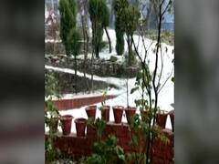 पहाड़ों पर बर्फबारी, यूपी में कई जगह बारिश के साथ गिरे ओले