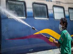 Corona से सुरक्षा के लिए ट्रेनों को लगातार सेनिटाइज कर रहा रेलवे