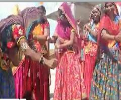 Akola Holi Celebrations | अकोल्यात 'लेंगीगीतां'च्या ठेक्यावर नृत्य, बंजारा समाजातील होळीचा उत्साह