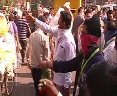 Pune Lockdown Update | पुणेकरांना संचारबंदीची पर्वा नाही, मार्केटमध्ये भाजीपाला खरेदीसाठी गर्दी