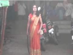 UP: Woman stands with sword in hand in front of Police amid lockdown