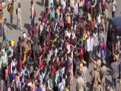 दिल्ली-यूपी बॉर्डर पर आपाधापी, बस पर सवार होने के लिए धक्का-मुक्की