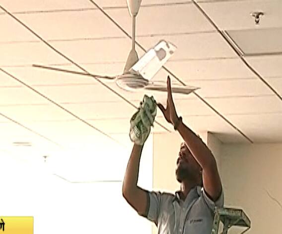 Coronavirus | पुण्यातील जिल्हाधिकारी कार्यालयाबाहेरील प्रत्येक वस्तूचं निर्जंतुकीकरण