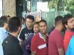 સુરતની યસ બેંકની મુખ્ય બ્રાંચ પર પૈસા ઉપાડવા લોકોની લાંબી લાઇન, જુઓ વીડિયો