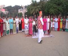 Eco Friendly Holi at Girgaum | चायनीज रंगांना टाळून फुलांच्या पाकळ्यांचा वापर