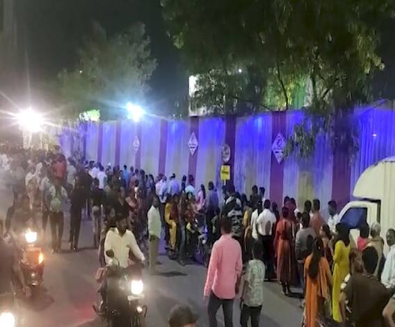 पु्णे तिथे काय उणे! चिकन खाण्यासाठी एक किलोमीटरची रांग | ABP Majha