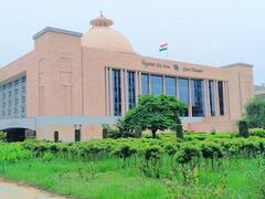 ગુજરાત વિધાનસભામાં ગુંજ્યો પાકવીમાનો મુદ્દો, કોંગ્રેસના ધારાસભ્યોએ કર્યું વોકઆઉટ, જુઓ વીડિયો