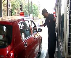 Thane-Mulund Toll Naka | ठाणे-मुलुंड टोल नाक्यावर मास्क न घालता कर्मचारी ऑन ड्युटी 