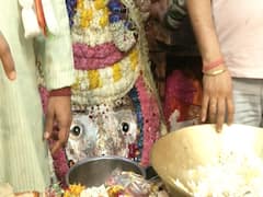 Corona से बचाव के लिए Kalkaji मंदिर में भक्तों को दिया जा रहा है सैनिटाइजर