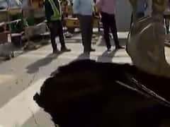 અમદાવાદઃ મહાલક્ષ્મી ચાર રસ્તા પાસે મહાકાય ભૂવો પડતા જનતા ત્રસ્ત, જુઓ વીડિયો