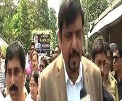 লকডাউনে খাবার, স্যানিটাইজার বিলি দমকলমন্ত্রীর