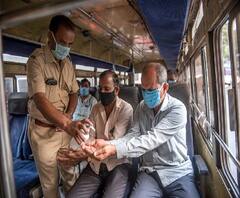 BEST Bus | बेस्ट बसमध्ये ओळखपत्र पाहूनच कर्मचाऱ्यांना प्रवेश, 27 डेपोतील 1600 बेस्ट बस रस्त्यावर