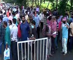 Kolhapur Lock Down | सांगली-कोल्हापूर सीमेवर मूळ गावी जाण्यासाठी किणी टोल नाक्यावर प्रचंड गर्दी 