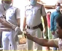 গড়িয়াহাট বাজারে গ্লাভস বিলি পুলিশের