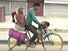 बस, ट्रेन ना मिलने पर पैदल ही गांव लौट रहे हैं लोग 