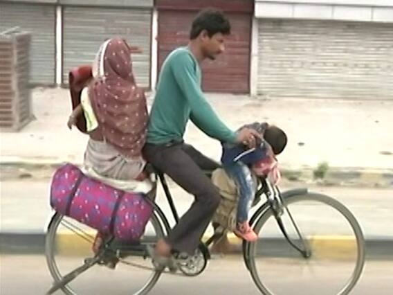 बस, ट्रेन ना मिलने पर पैदल ही गांव लौट रहे हैं लोग 