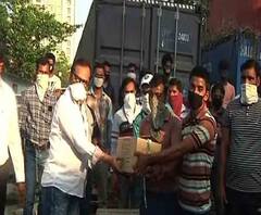 মাঝেরহাটে ভিনরাজ্যের শ্রমিকদের খাবার বিলি অরূপ বিশ্বাসের, বড়বাজারে গরিবদের চাল-ডাল বণ্টন দিলীপ ঘোষের