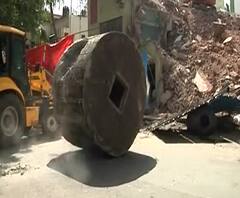 Nashik | नाशिकमध्ये जुनी इमारत पाडताना पाण्याची टाकी थेट रस्त्यावर, सुदैवाने जीवितहानी नाही