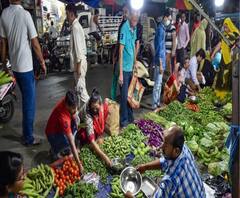 লকডাউন শিকেয়, সপ্তাহান্তে শোভাবাজারে হাটখোলা বাজারে ভিড়, মাইকিং পুলিশের 