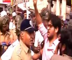 ধর্মতলায় বিক্ষোভকারীদের সঙ্গে পুলিশের ধস্তাধস্তি, ব্যারিকেড ভাঙার চেষ্টা 