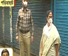 ‘ভাই তুমি হ্যান্ড গ্লাভস নাও, সুরক্ষিত থাকবে’, সব্জি বিক্রেতাদের সতর্ক করছেন মমতা