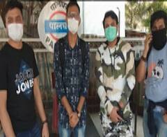 #Corona positive patients in train | क्वॉरंटाईन केलेल्या चौघांचा चक्क रेल्वेतून प्रवास, हातावर क्वॉरंटाईनचा शिक्का