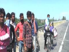 Lockdown: दिल्ली से बिहार पहुंचने के लिए साइकिल से जा रहे हैं कुछ युवक