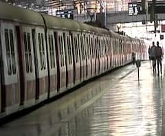 #JanataCurfew | सीएसएमटी स्थानकावर मोजकेच प्रवासी, लोकलही रिकाम्या!