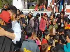 Holi 2020: उत्तरकाशी के गांव में बिना हानिकारक रंगों के धूमधाम से मनाई जा रही होली