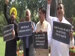 Delhi violence को लेकर संसद परिसर में हंगामा, AAP ने किया विरोध प्रदर्शन