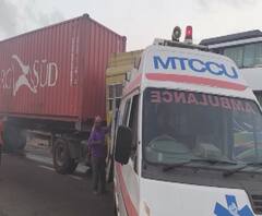 Mumbai Pune Expresswayवर अपघातग्रस्त बस आणि रुग्णवाहिकेला ट्रकची धडक, मोठी दुर्घटना टळली